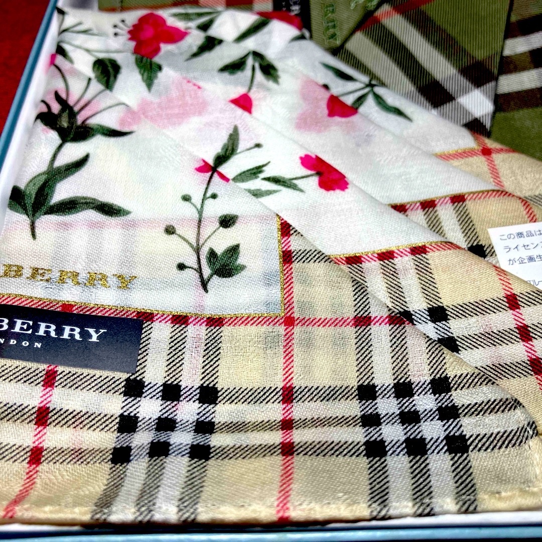 BURBERRY(バーバリー)のBURBERRY ハンカチ　ノバチェック透かし柄　グリーン系チェック　新品未使用 レディースのファッション小物(ハンカチ)の商品写真