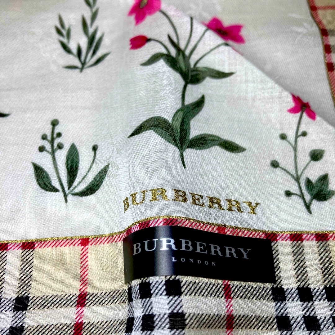 BURBERRY(バーバリー)のBURBERRY ハンカチ　ノバチェック透かし柄　グリーン系チェック　新品未使用 レディースのファッション小物(ハンカチ)の商品写真