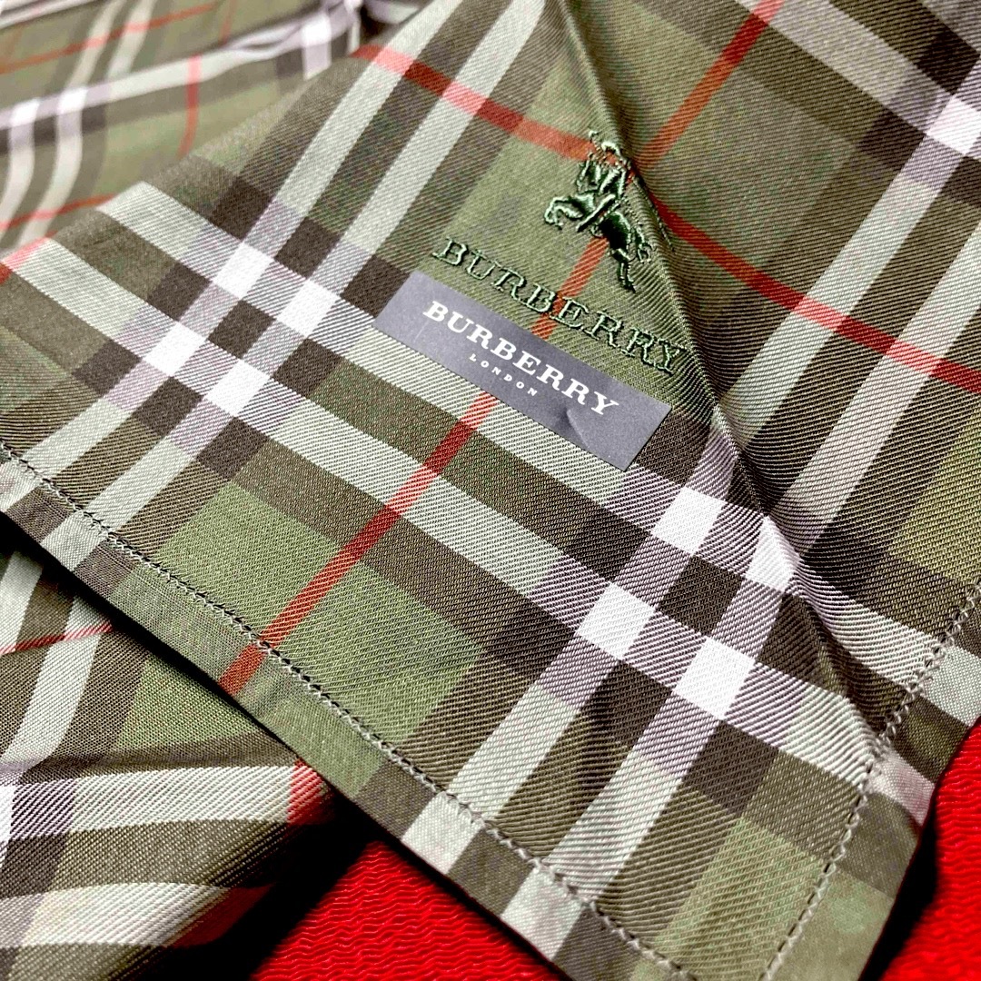 BURBERRY(バーバリー)のBURBERRY ハンカチ　ノバチェック透かし柄　グリーン系チェック　新品未使用 レディースのファッション小物(ハンカチ)の商品写真