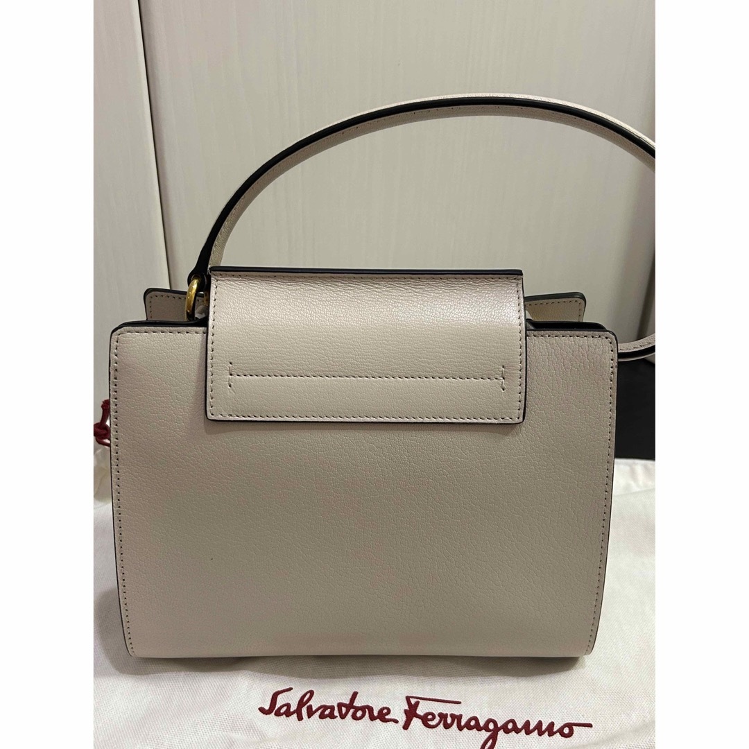 Salvatore Ferragamo(サルヴァトーレフェラガモ)の【新品・未使用】フェラガモ　ハンドバッグ　ヴァラリボン　トップハンドル　2WAY レディースのバッグ(ハンドバッグ)の商品写真