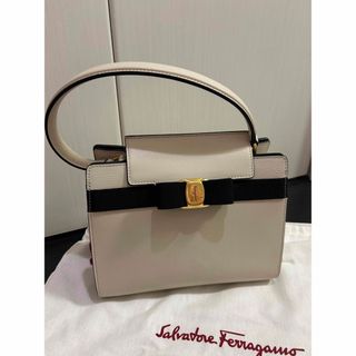 サルヴァトーレフェラガモ(Salvatore Ferragamo)の【新品・未使用】フェラガモ　ハンドバッグ　ヴァラリボン　トップハンドル　2WAY(ハンドバッグ)