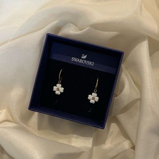 スワロフスキー(SWAROVSKI)のお値下げしました！スワロフスキーLatishaドロップピアス クローバー(ピアス)