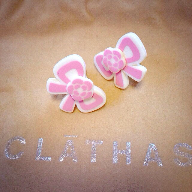 CLATHAS(クレイサス)のCLATHAS♡リボンカメリアイヤリング レディースのアクセサリー(イヤリング)の商品写真