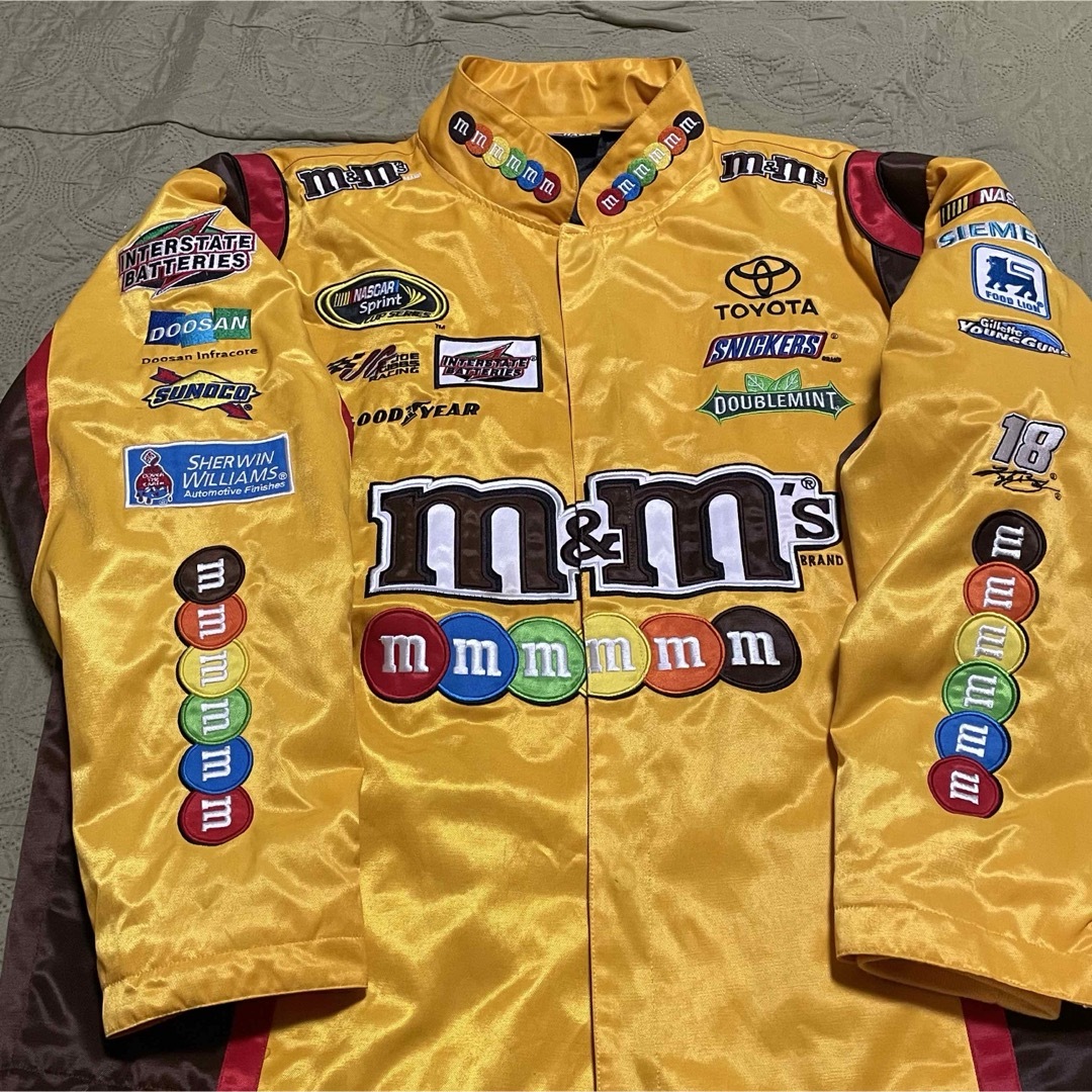 M&M(エムアンドエム)のナスカー　レーシングジャケット　m&m’s カイル ブッシュ サイン入　Lサイズ エンタメ/ホビーのタレントグッズ(スポーツ選手)の商品写真