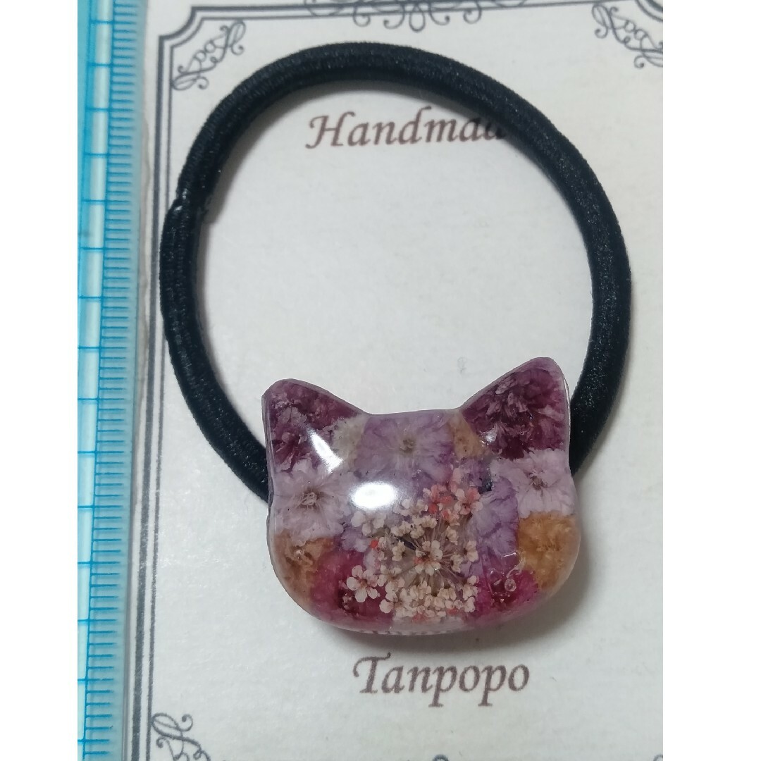 ヘアゴム ハンドメイド レジン☆ 可愛い お花の 猫ちゃん 紫色 ピンク色系 ハンドメイドのアクセサリー(ヘアアクセサリー)の商品写真