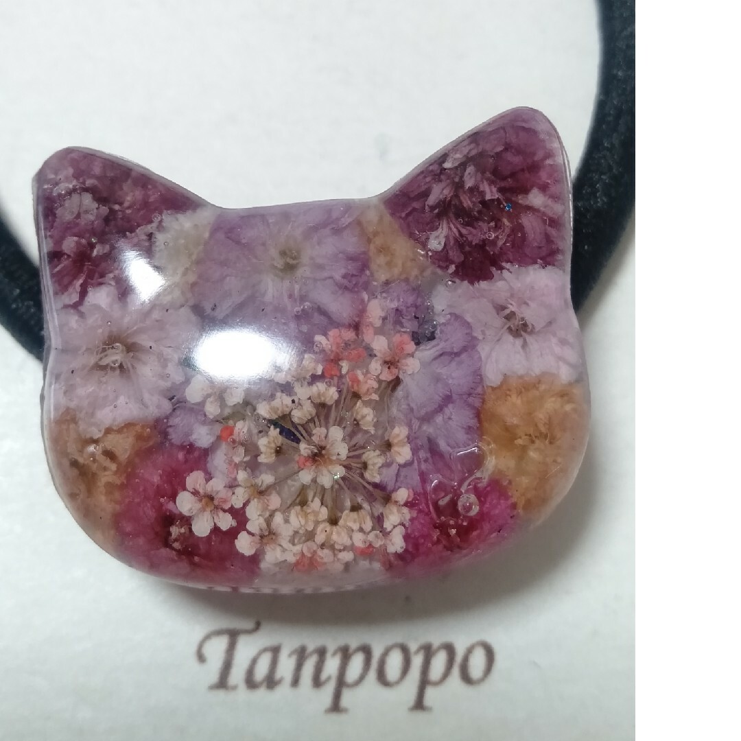 ヘアゴム ハンドメイド レジン☆ 可愛い お花の 猫ちゃん 紫色 ピンク色系 ハンドメイドのアクセサリー(ヘアアクセサリー)の商品写真