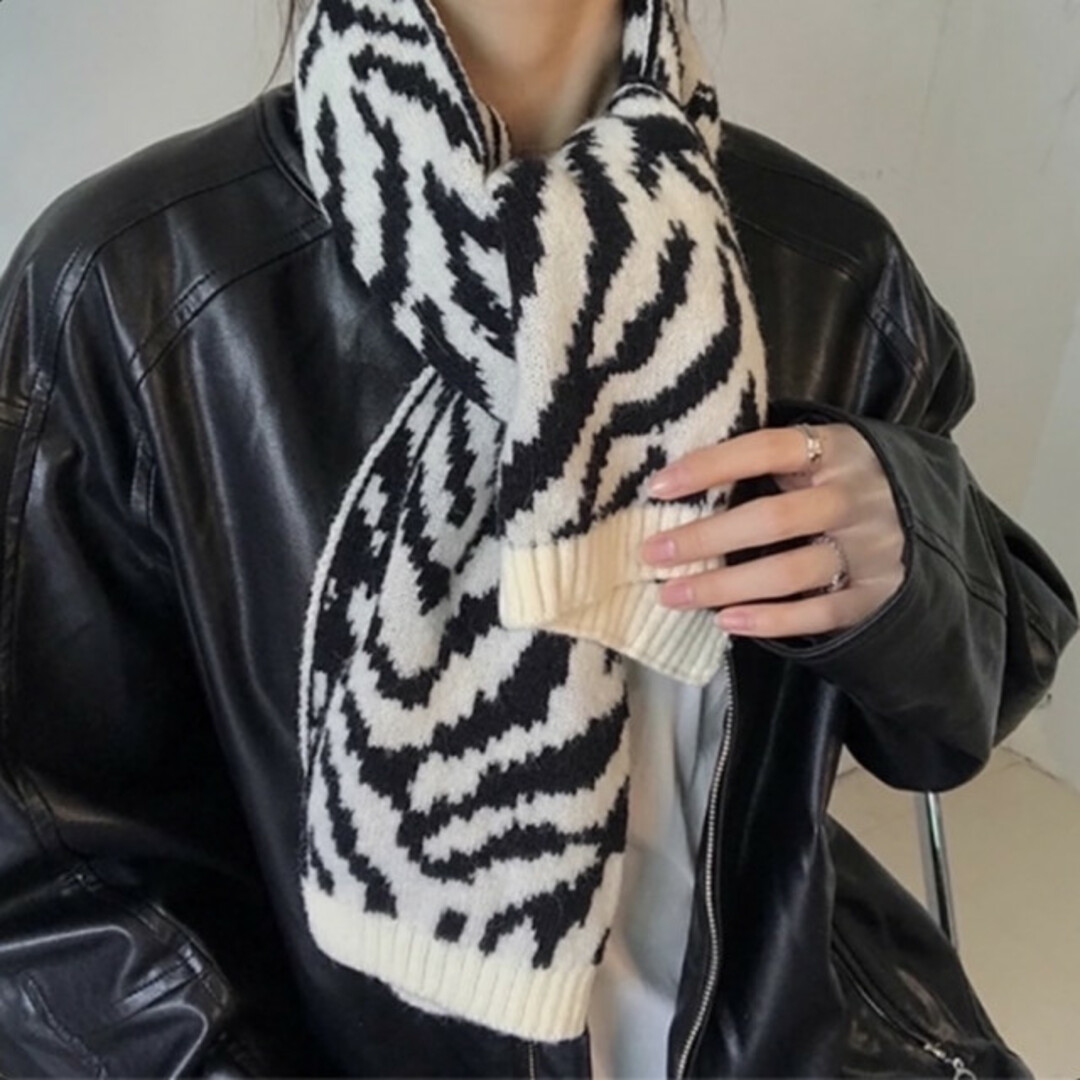 ゼブラニットマフラー  白 黒 アニマル柄 シマウマ 小物 ストール 綺麗 美品 レディースのファッション小物(マフラー/ショール)の商品写真