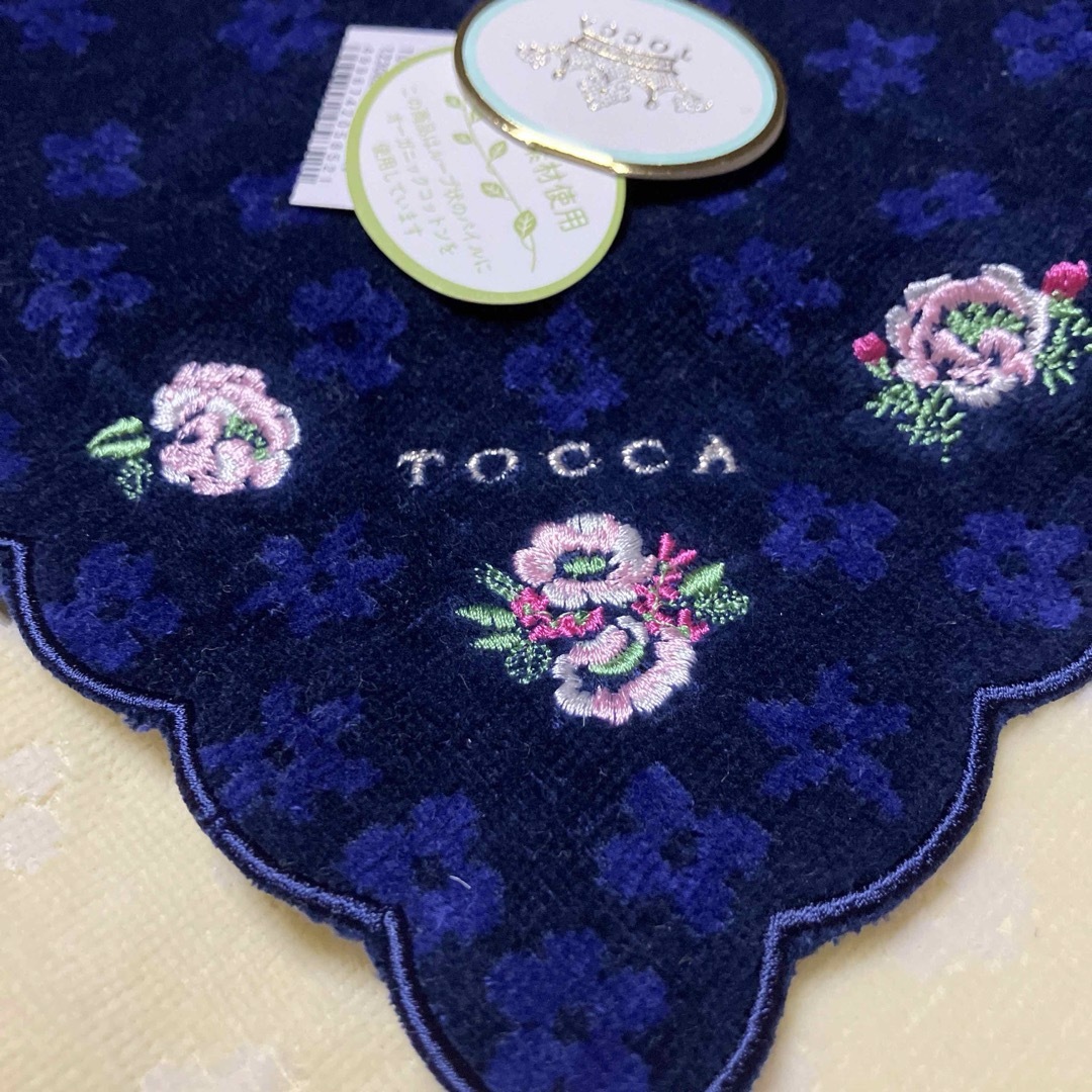 TOCCA(トッカ)のTOCCA タオルハンカチ色違い　刺繍2枚セット　新品未使用 レディースのファッション小物(ハンカチ)の商品写真