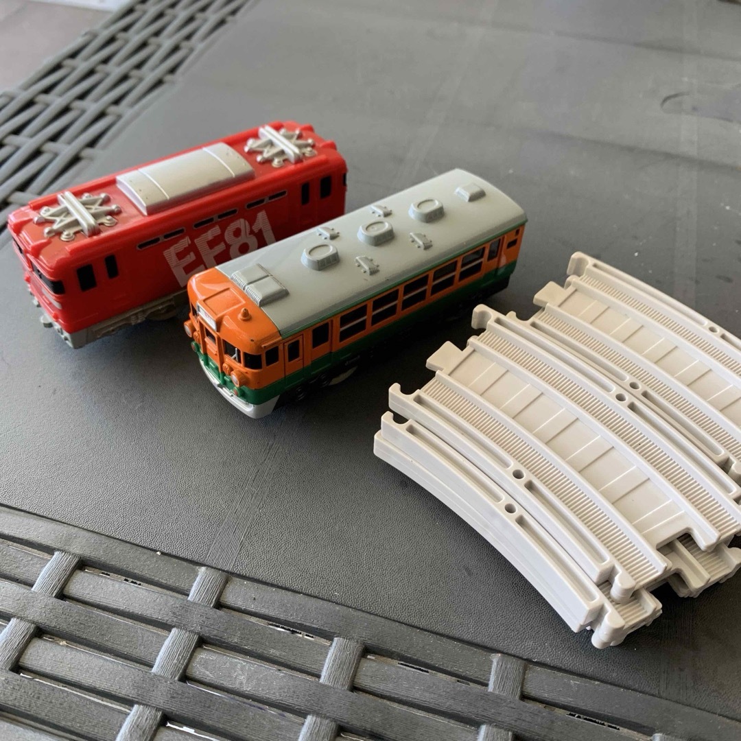 明治(メイジ)のプルバック電車 EF81＆165系 プラレールサイズ エンタメ/ホビーのテーブルゲーム/ホビー(鉄道)の商品写真
