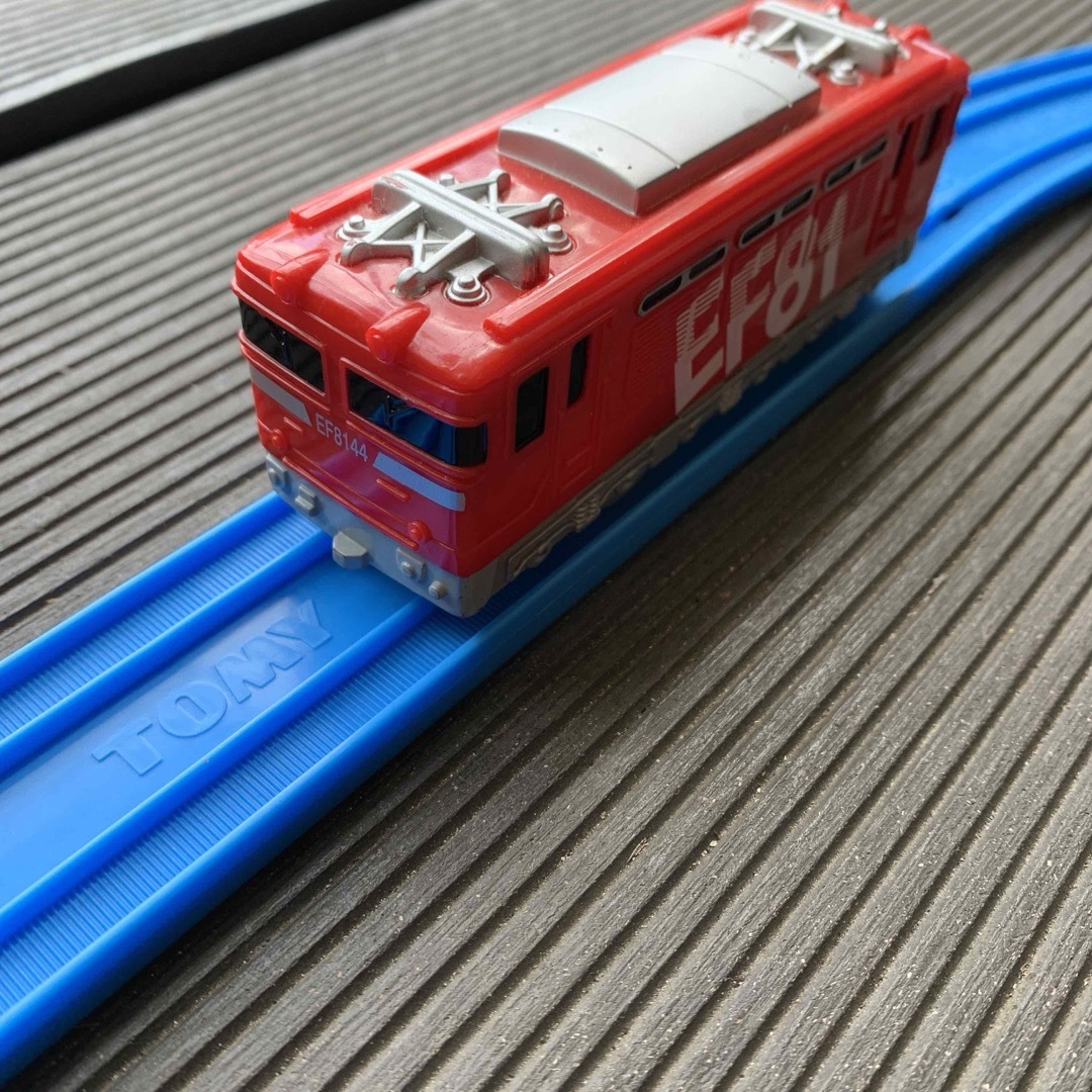 明治(メイジ)のプルバック電車 EF81＆165系 プラレールサイズ エンタメ/ホビーのテーブルゲーム/ホビー(鉄道)の商品写真