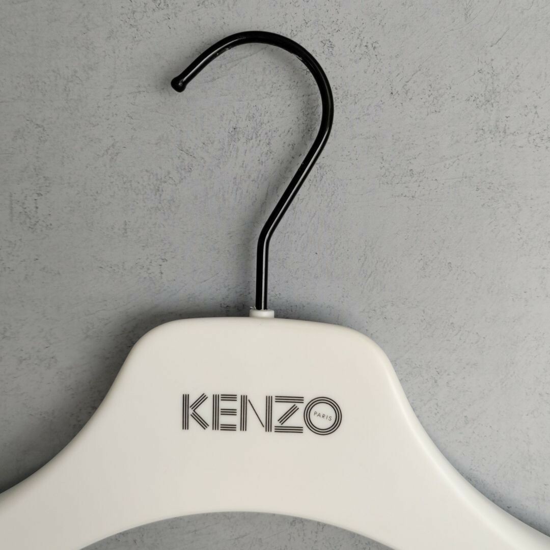 KENZO(ケンゾー)の【新品非売品】ケンゾー(KENZO)　オリジナルハンガー インテリア/住まい/日用品の収納家具(押し入れ収納/ハンガー)の商品写真