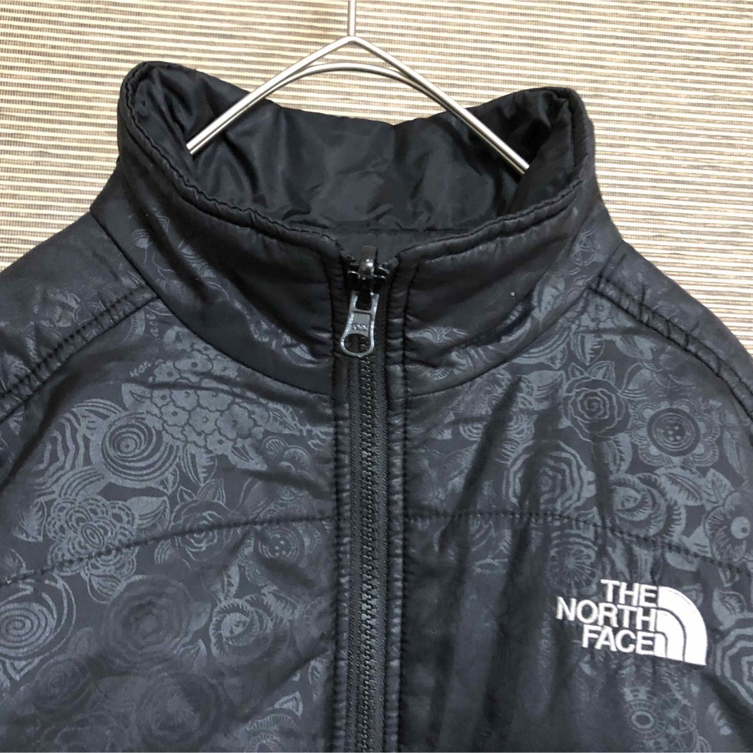 THE NORTH FACE(ザノースフェイス)の【ノースフェイス】中綿インナーダウンジャケット　総柄　ブラック　花柄　刺繍25ｋ レディースのジャケット/アウター(その他)の商品写真