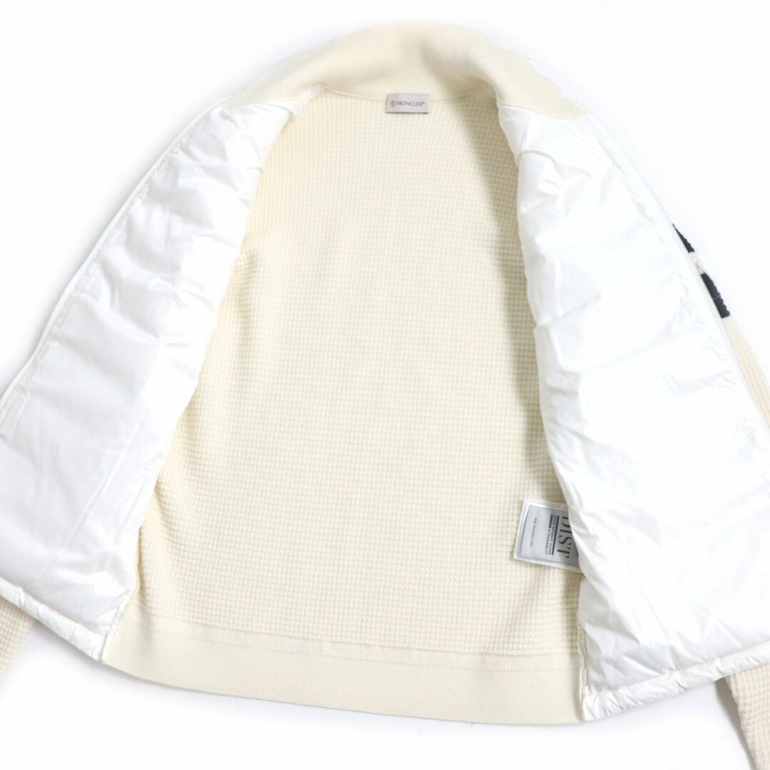 MONCLER(モンクレール)の極美品▼2021年製 MONCLER モンクレール CARDIGANTRICOT ラバーロゴ付き ニット切替 WZIP ダウンジャケット クリーム×白 S メンズ 正規品 レディースのジャケット/アウター(ブルゾン)の商品写真