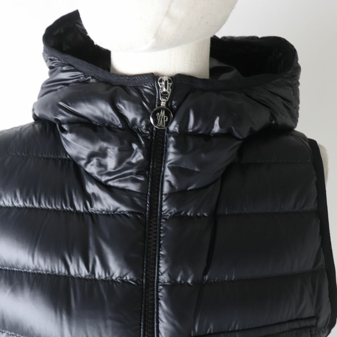 MONCLER(モンクレール)の未使用品★定価210100円 正規品 MONCLER モンクレール GLYGOSベスト レディース フード・ロゴZIP付き ブラック 黒 2 タグ付き レディースのジャケット/アウター(ダウンベスト)の商品写真