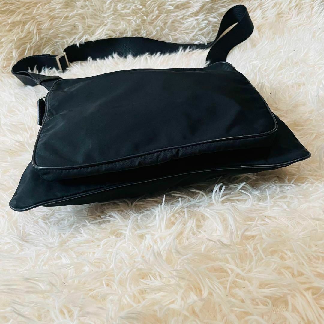 美品*PRADA ショルダーバッグ 肩掛け 前ポケット 三角ロゴ 美品*PRADA ショルダーバッグ 肩掛け 前ポケット 三角ロゴ