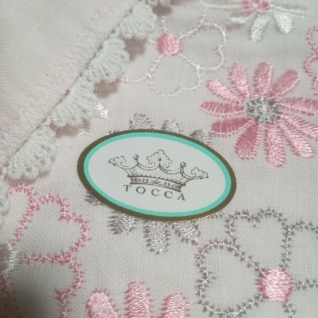 TOCCA(トッカ)のTOOCA  トッカ  レース付き二重合わせハンカチ  ２枚   刺繍 レディースのファッション小物(ハンカチ)の商品写真