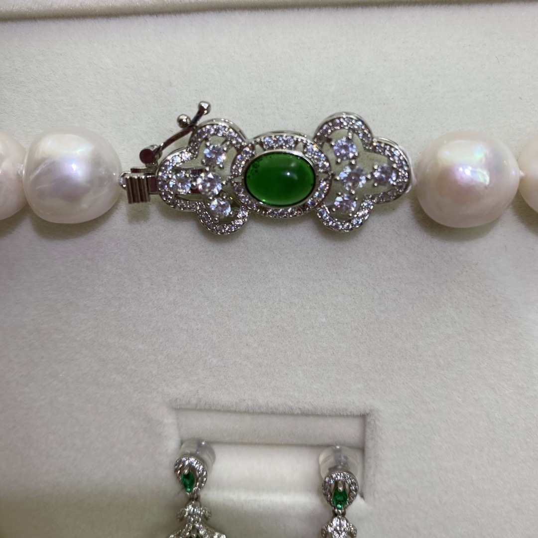 綺麗！翡翠　南洋真珠ネックレス16mm 最高級　43cm レディースのアクセサリー(ネックレス)の商品写真