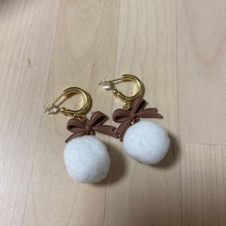 毛玉ピアス　ホワイト(ピアス)