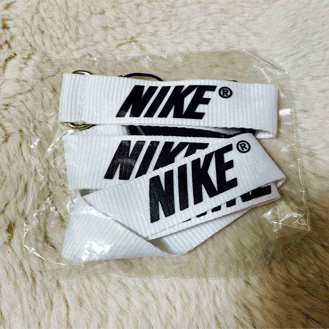 NIKE(ナイキ)の値下げ‼️ナイキ ネックストラップ 白 NIKE スマホ/家電/カメラのスマホアクセサリー(ネックストラップ)の商品写真