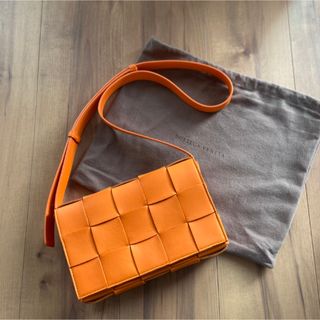 ボッテガヴェネタ(Bottega Veneta)の超美品　カセットクロスボディバック100%正規品(ショルダーバッグ)