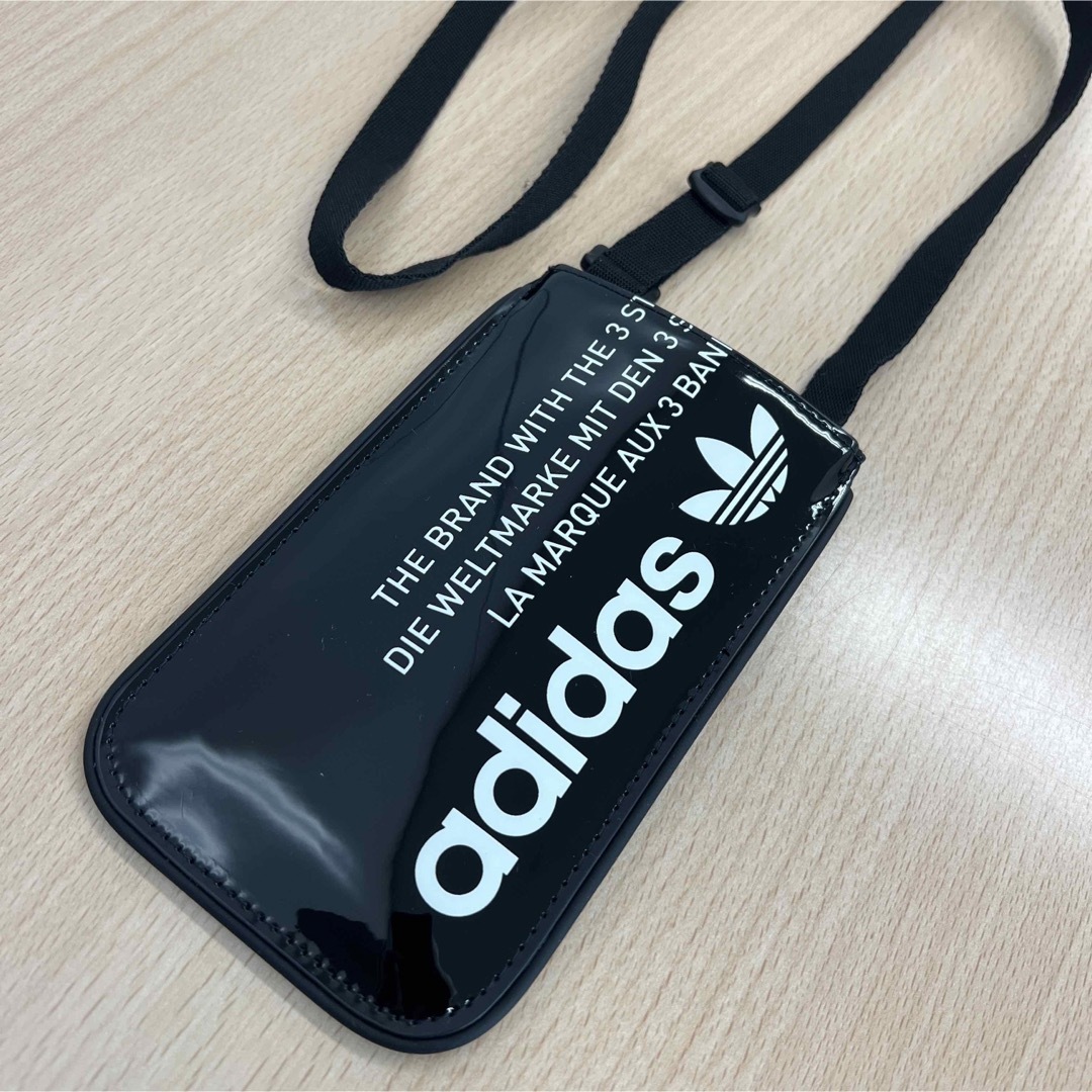 adidas(アディダス)のadidas   アディダス   エナメル モバイルポーチ   スマホ/家電/カメラのスマホアクセサリー(モバイルケース/カバー)の商品写真