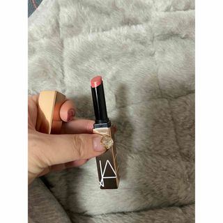 ナーズ(NARS)のアフターグロー センシュアルシャイン リップスティック　 777 ORGASM(口紅)