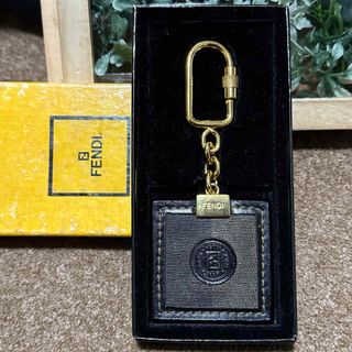 FENDI(キーホルダー ・ ゴールド/金色系)のフリマアイテム一覧 FENDI(キーホルダー ・ ゴールド/金色系)のフリマアイテム一覧