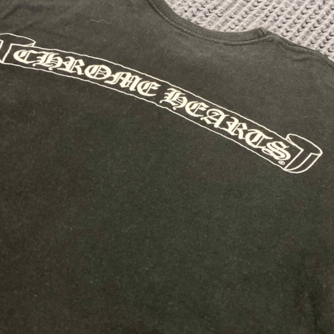 Chrome Hearts(クロムハーツ)のクロムハーツTシャツ ブラック S スクロールラベル 縦ロゴ ワンポケット レディースのトップス(Tシャツ(半袖/袖なし))の商品写真