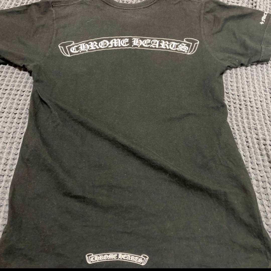 Chrome Hearts(クロムハーツ)のクロムハーツTシャツ ブラック S スクロールラベル 縦ロゴ ワンポケット レディースのトップス(Tシャツ(半袖/袖なし))の商品写真