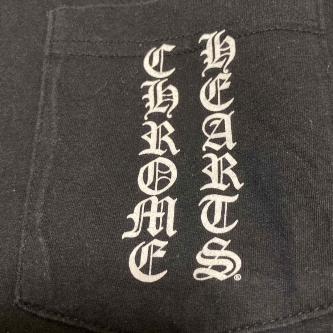 Chrome Hearts(クロムハーツ)のクロムハーツTシャツ ブラック S スクロールラベル 縦ロゴ ワンポケット レディースのトップス(Tシャツ(半袖/袖なし))の商品写真