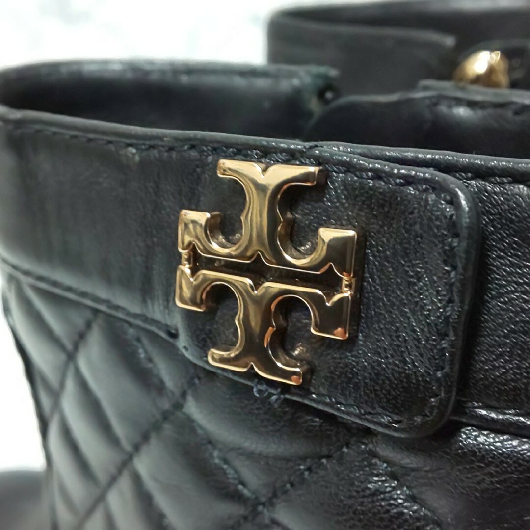 Tory Burch(トリーバーチ)の極美品 Tory Burch レザーブーティ ロゴ金具 キルティングカーフレザー レディースの靴/シューズ(ブーティ)の商品写真