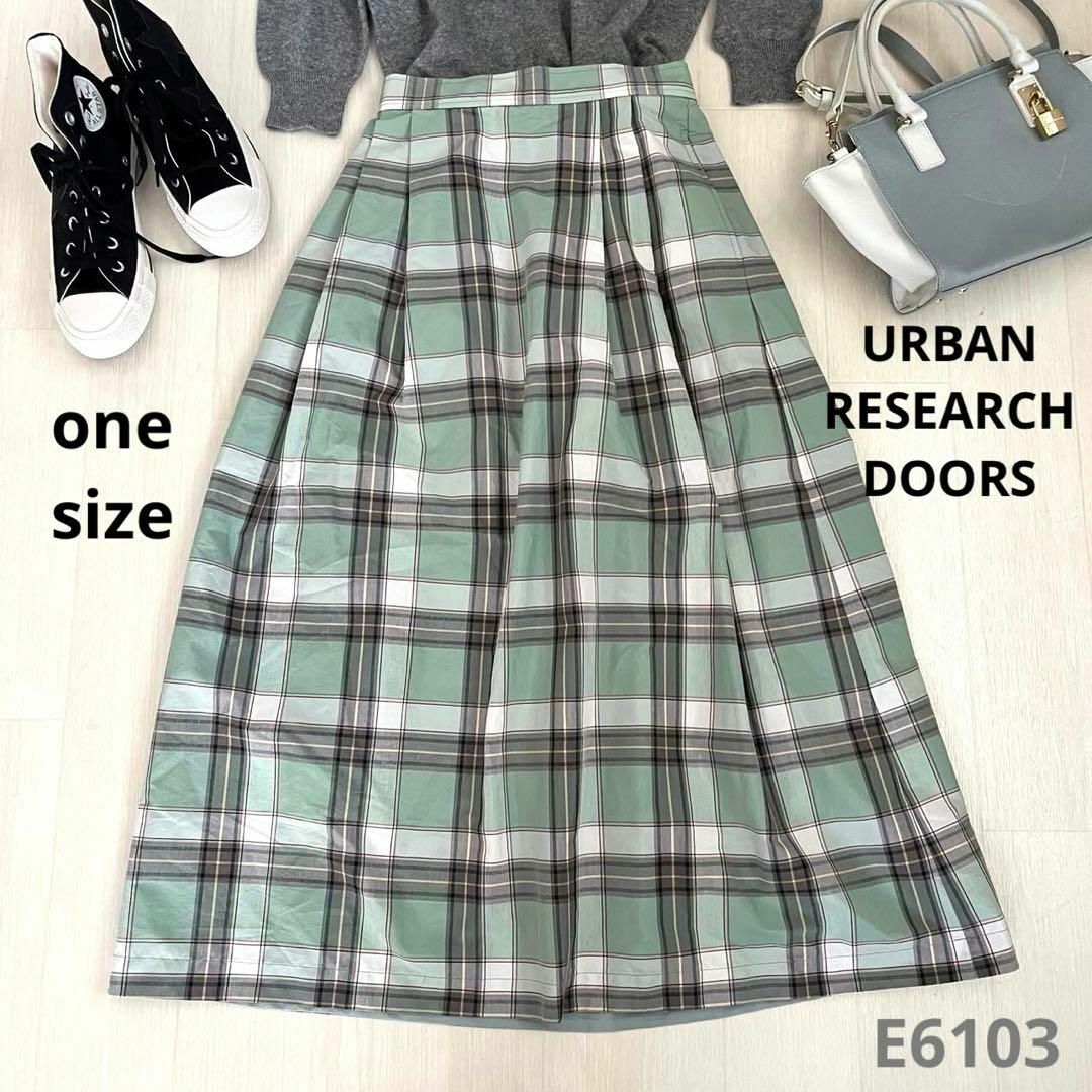 URBAN RESEARCH DOORS(アーバンリサーチドアーズ)のURBAN RESEARCH DOORS チェックフレアスカート　グリーン レディースのスカート(ロングスカート)の商品写真