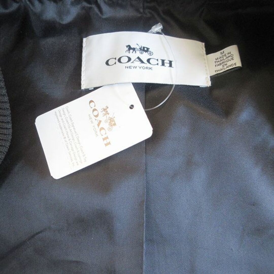 COACH(コーチ)の【COACH】コーチ　スタジャン　メンズ　表記M　F56276　ポリエステル×ラムスキン　ブラック　無地　袖ラムレザー切り替え　未使用 メンズのジャケット/アウター(ダウンジャケット)の商品写真