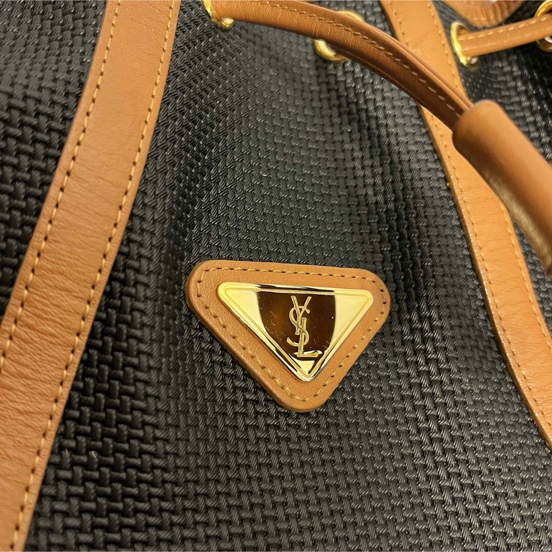 Yves Saint Laurent(イヴサンローラン)のぽるここ様✨イブサンローラン 巾着ショルダーバック 金プレート 大容量  レディースのバッグ(ショルダーバッグ)の商品写真