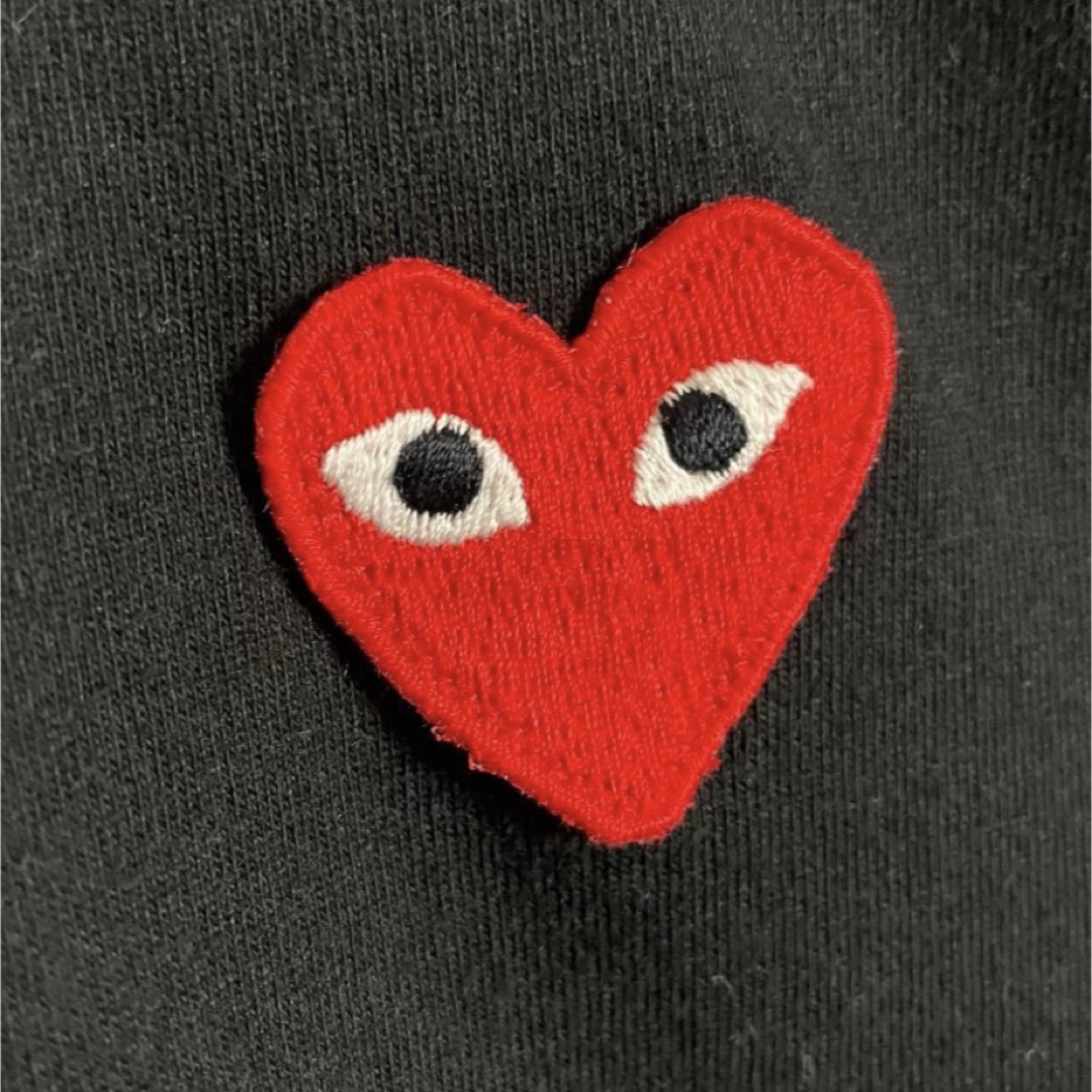 COMME des GARCONS(コムデギャルソン)の【即完売モデル】プレイコムデギャルソン ハート ワンポイント刺繍ロゴ tシャツ メンズのトップス(Tシャツ/カットソー(半袖/袖なし))の商品写真