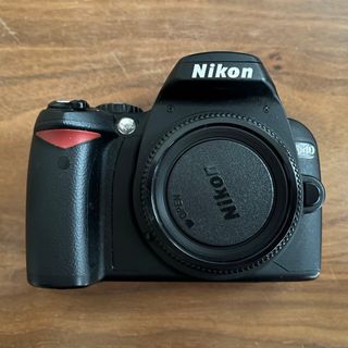 ニコン(Nikon)のNikon D40 標準レンズキット　単焦点レンズ付き！(デジタル一眼)