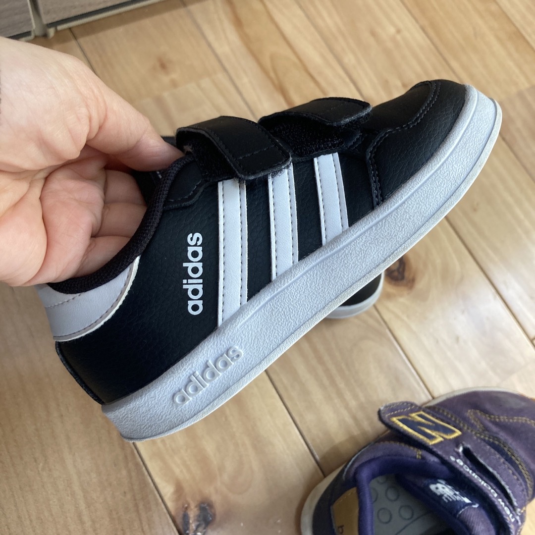 adidas(アディダス)の16センチ　くつ　ニューバランス キッズ/ベビー/マタニティのキッズ靴/シューズ(15cm~)(スニーカー)の商品写真