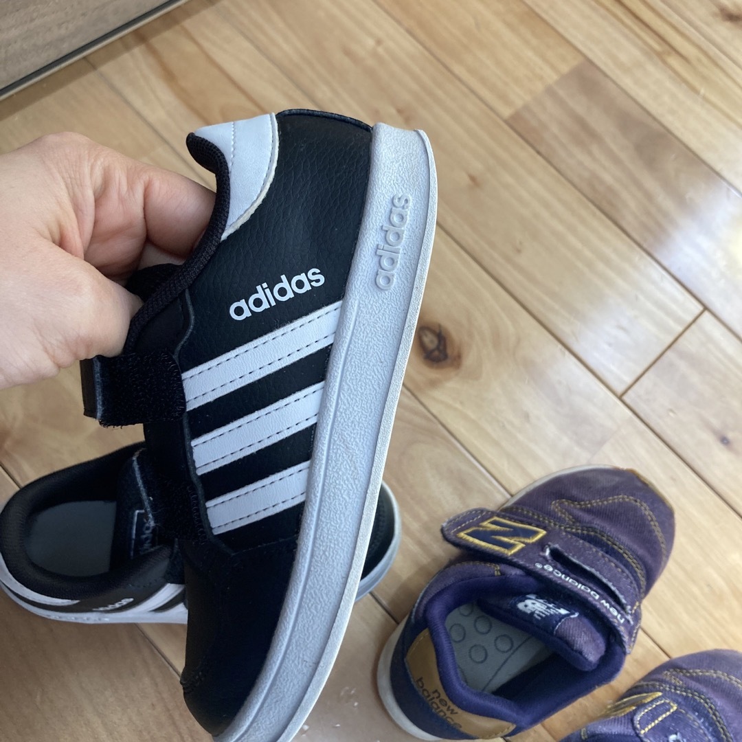 adidas(アディダス)の16センチ　くつ　ニューバランス キッズ/ベビー/マタニティのキッズ靴/シューズ(15cm~)(スニーカー)の商品写真