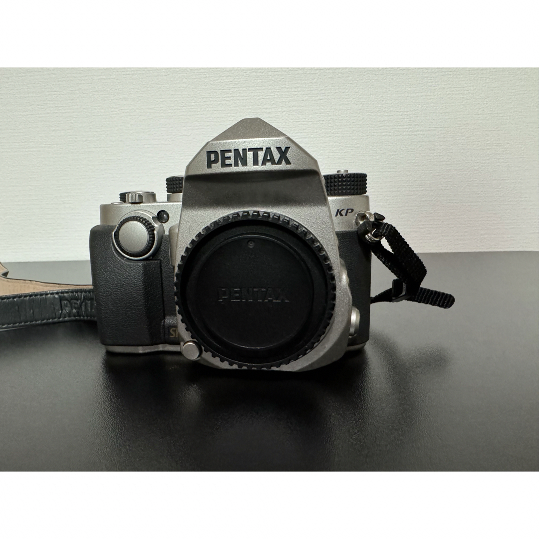 PENTAX(ペンタックス)のPENTAX KP ボディ SILVER＋レンズ2台 スマホ/家電/カメラのカメラ(デジタル一眼)の商品写真