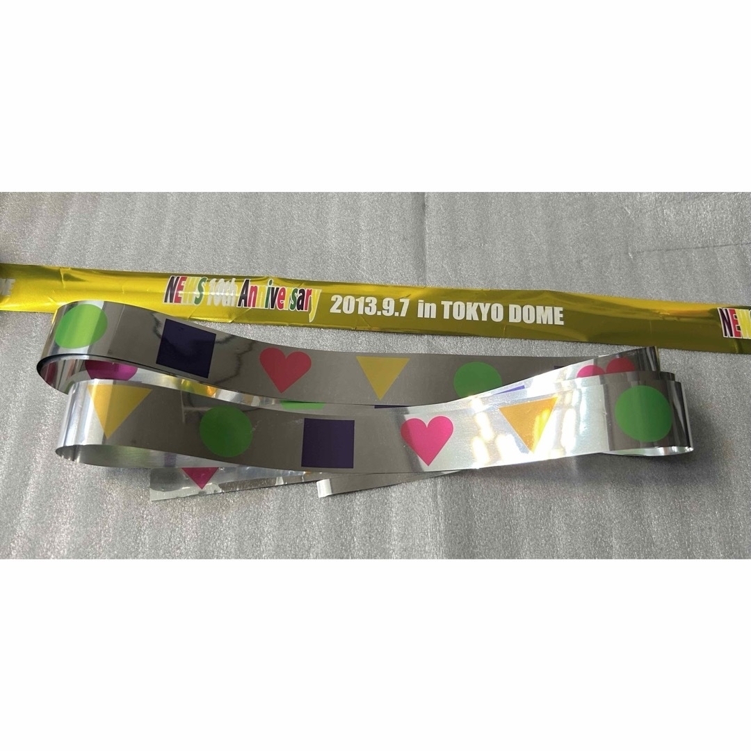 NEWS(ニュース)のNEWS 10th Anniversary 黄色、ロゴ銀テープ チケットの音楽(男性アイドル)の商品写真