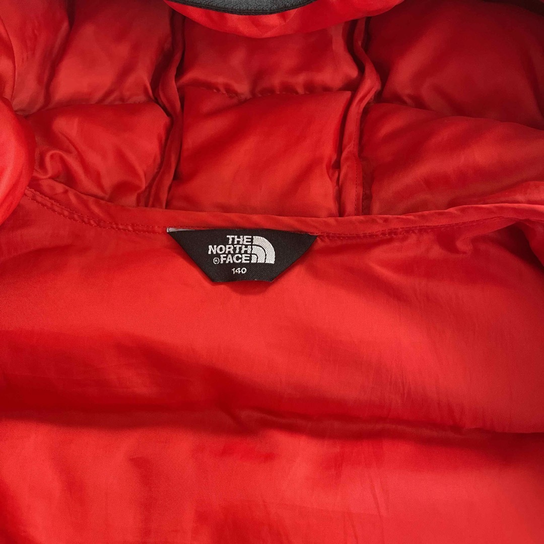 THE NORTH FACE(ザノースフェイス)のTHE NORTH FACE ダウンジャケット 140cm キッズ/ベビー/マタニティのキッズ服男の子用(90cm~)(ジャケット/上着)の商品写真