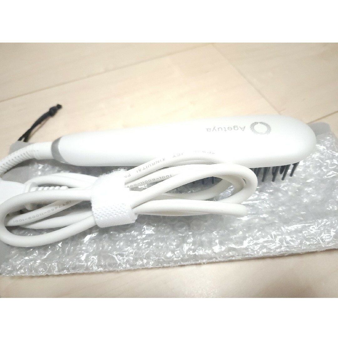 アゲツヤ ポータブルミニブラシ ホワイト QS-17108-W スマホ/家電/カメラの美容/健康(ヘアアイロン)の商品写真