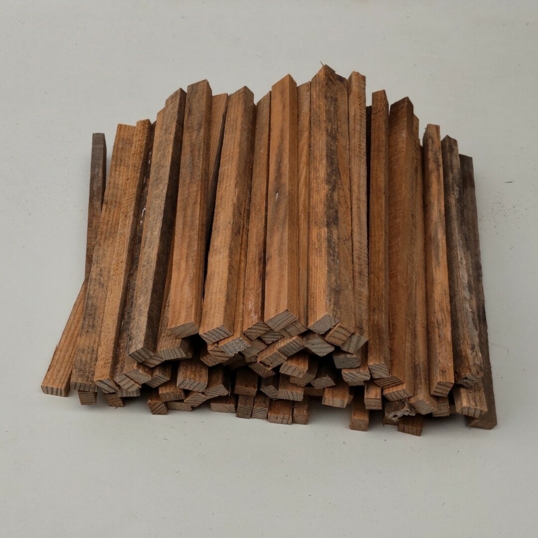 薪  焚き付け用の細い角材　長さ28cm 80サイズ スポーツ/アウトドアのアウトドア(ストーブ/コンロ)の商品写真