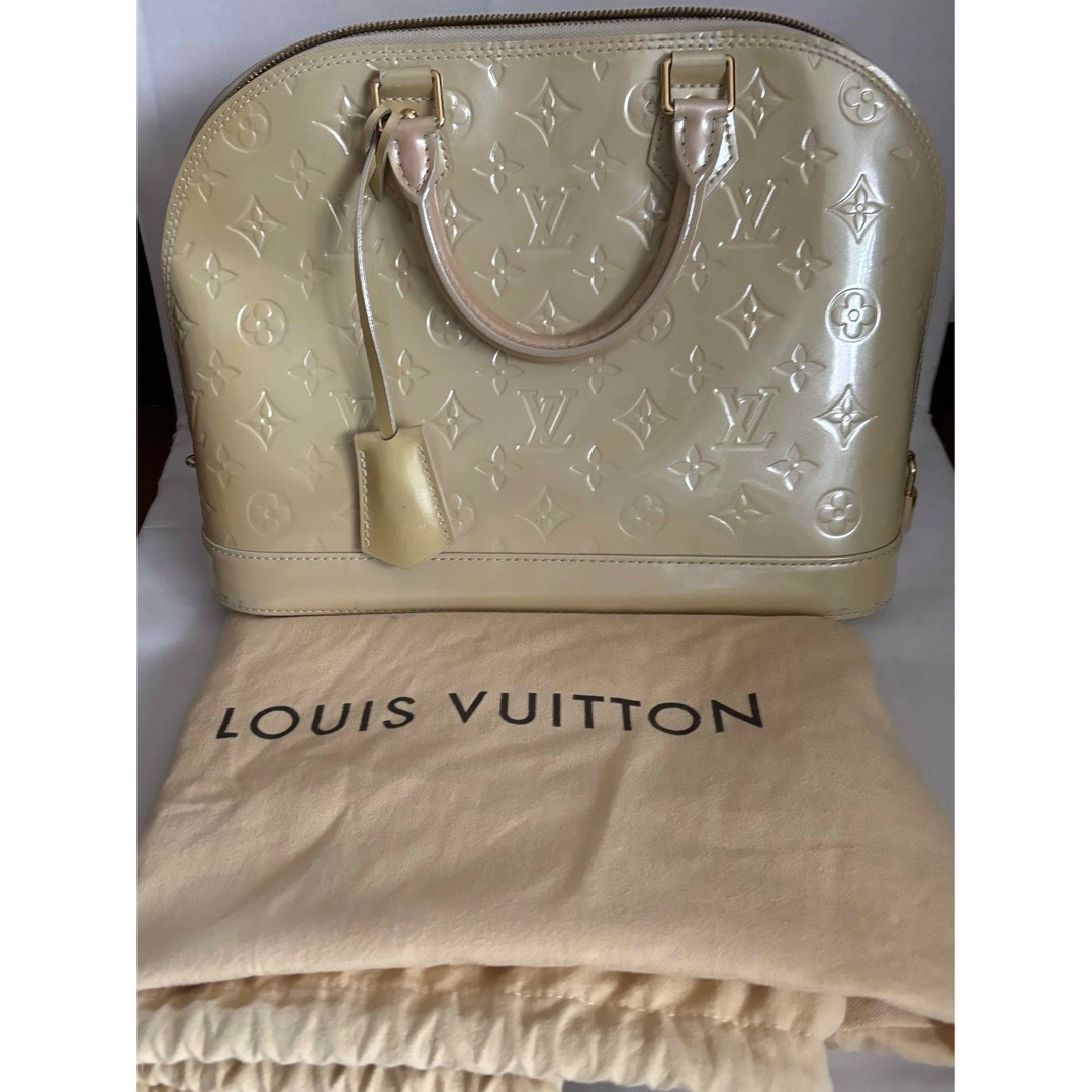 LOUIS VUITTON(ルイヴィトン)のLOUIS VITTON アルマ　ヴェルニ　アイボリー レディースのバッグ(ハンドバッグ)の商品写真