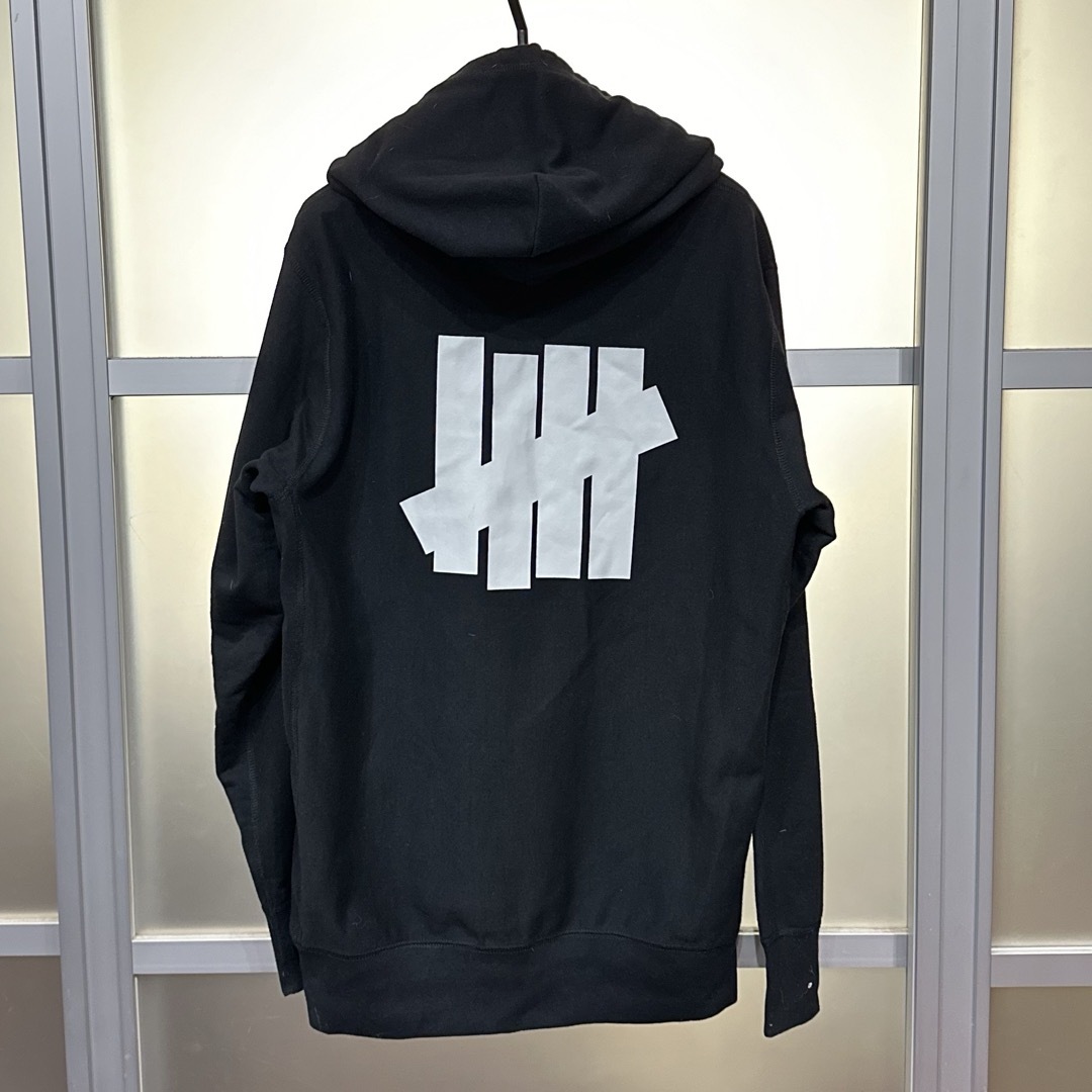 UNDEFEATED(アンディフィーテッド)の【美品】UNDEFEATED パーカー　Mサイズ メンズのトップス(パーカー)の商品写真