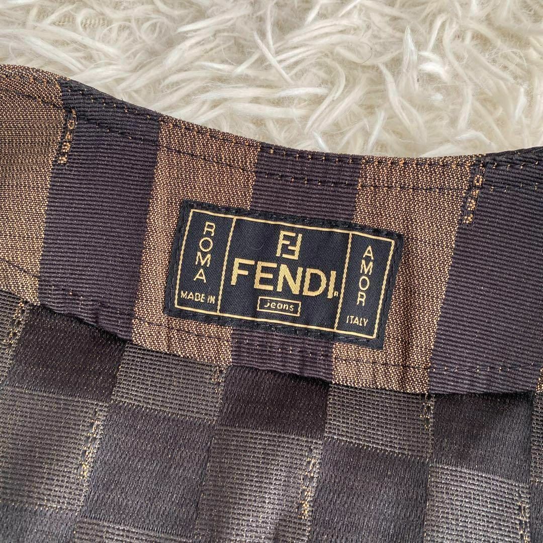 FENDI(フェンディ)の希少　FENDI 　フェンディ　ズッカ　ペカン　ロゴ　ベスト　ジレ　黒　高級 レディースのジャケット/アウター(その他)の商品写真