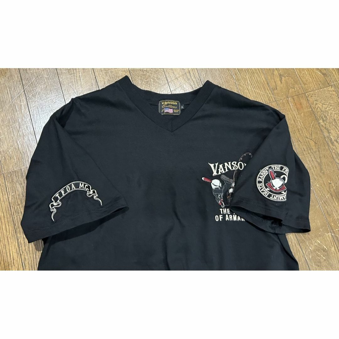 VANSON(バンソン)の＊VANSON×T.F.O.A デスラビット 刺繍 Vネック 半袖Tシャツ L メンズのトップス(Tシャツ/カットソー(半袖/袖なし))の商品写真