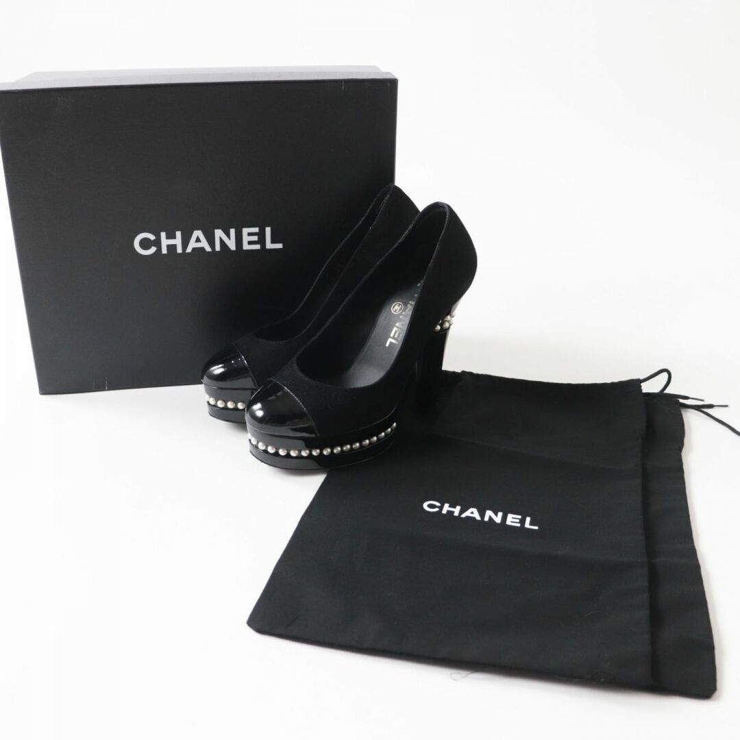 CHANEL(シャネル)の良品◎伊製 CHANEL シャネル G26832 レディース Fパール付き パテントレザー×スウェードレザー ラウンドトゥパンプス 黒 35C 箱・袋付き レディースの靴/シューズ(ハイヒール/パンプス)の商品写真