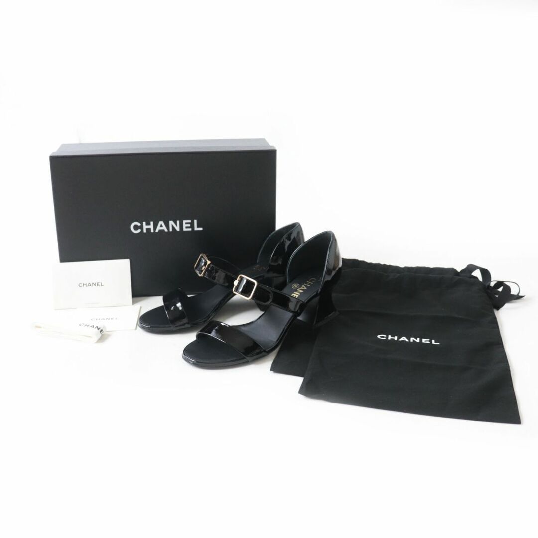 CHANEL(シャネル)の極美品◎伊製 CHANEL シャネル 22SS G39050 レディース ココマーク×ロゴバッグル パテントレザー サンダル チャンキーヒール 黒 37 1／2C レディースの靴/シューズ(サンダル)の商品写真