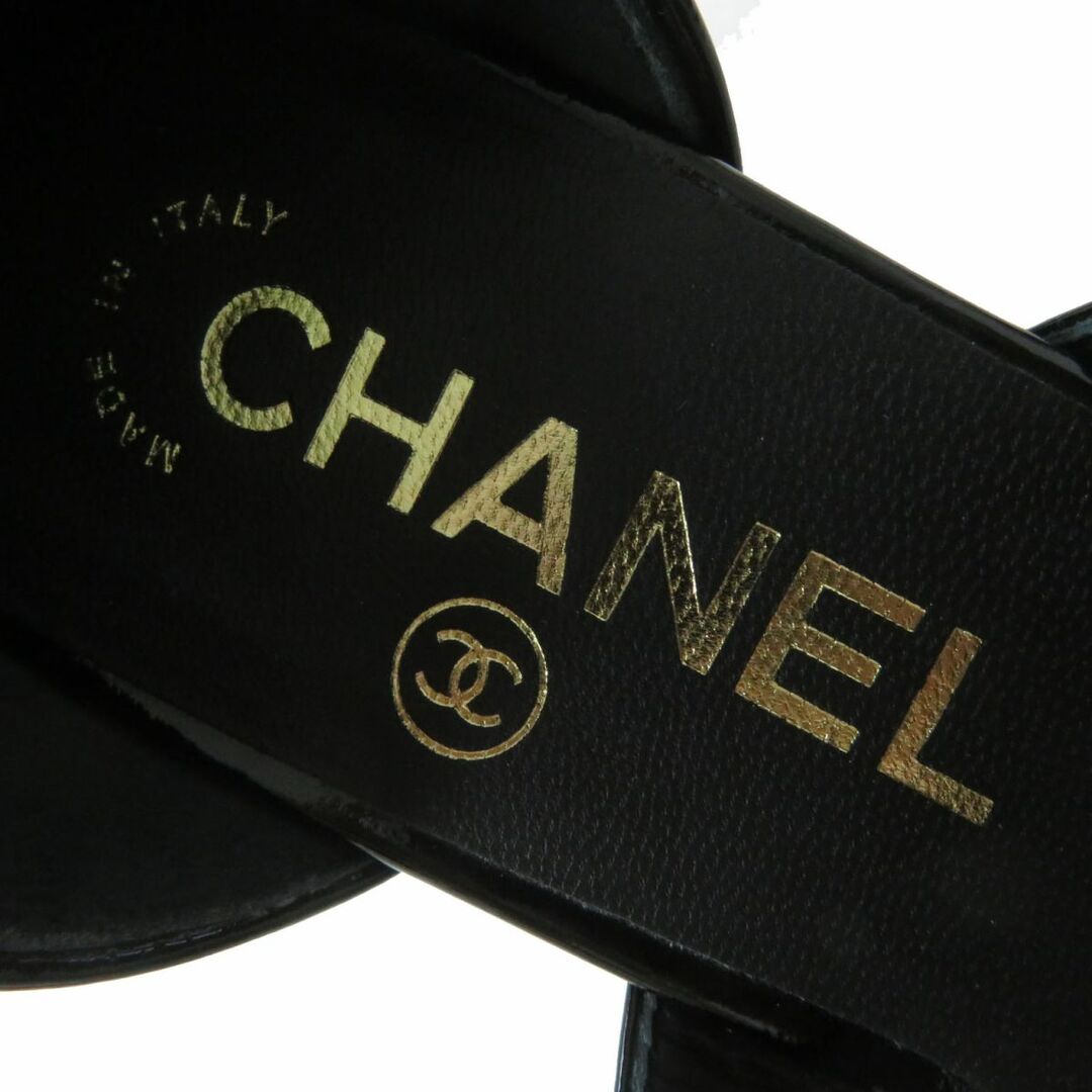 CHANEL(シャネル)の極美品◎伊製 CHANEL シャネル 22SS G39050 レディース ココマーク×ロゴバッグル パテントレザー サンダル チャンキーヒール 黒 37 1／2C レディースの靴/シューズ(サンダル)の商品写真